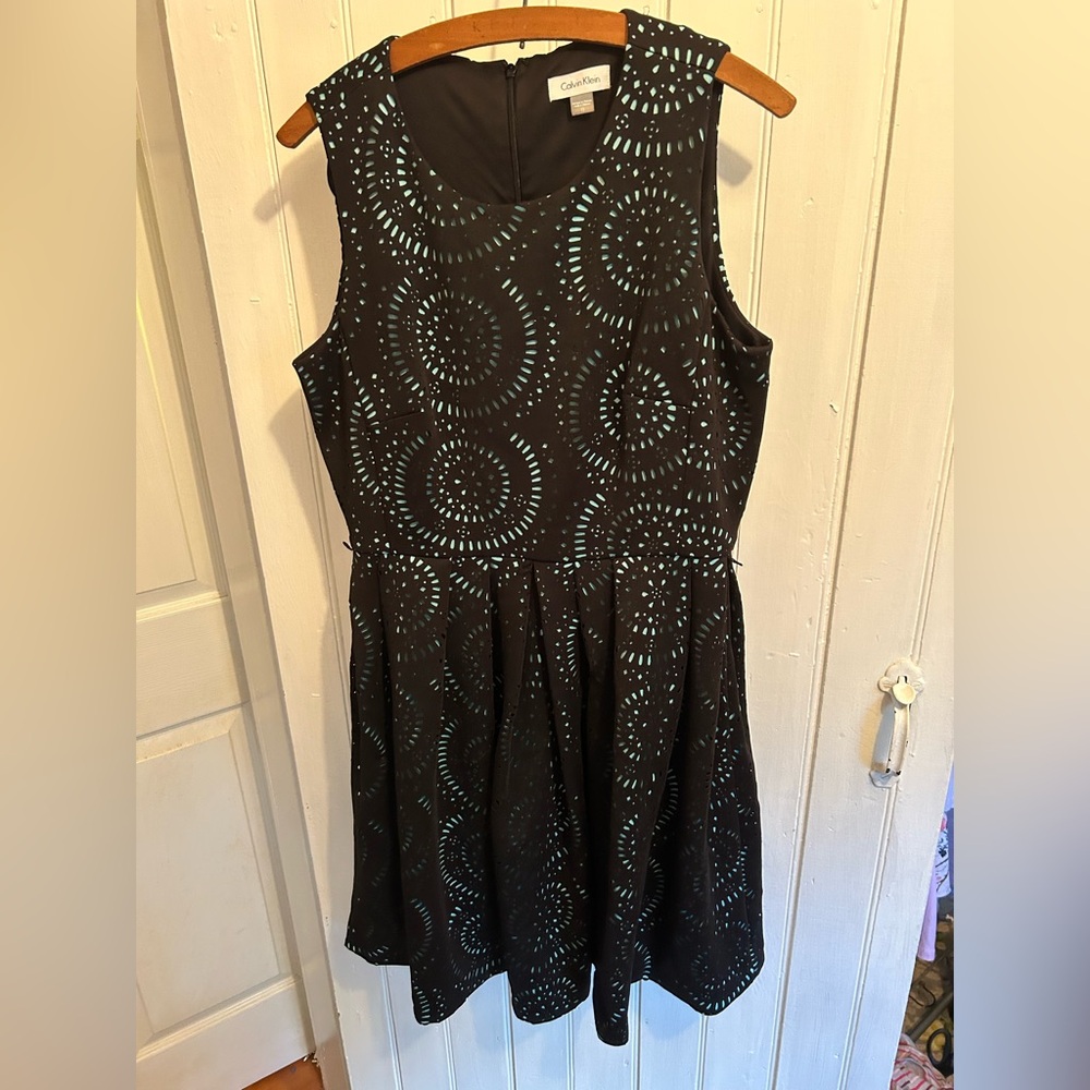Calvin Klein women’s 12 Black and teal cutout lace Patterned sleeveless Dress